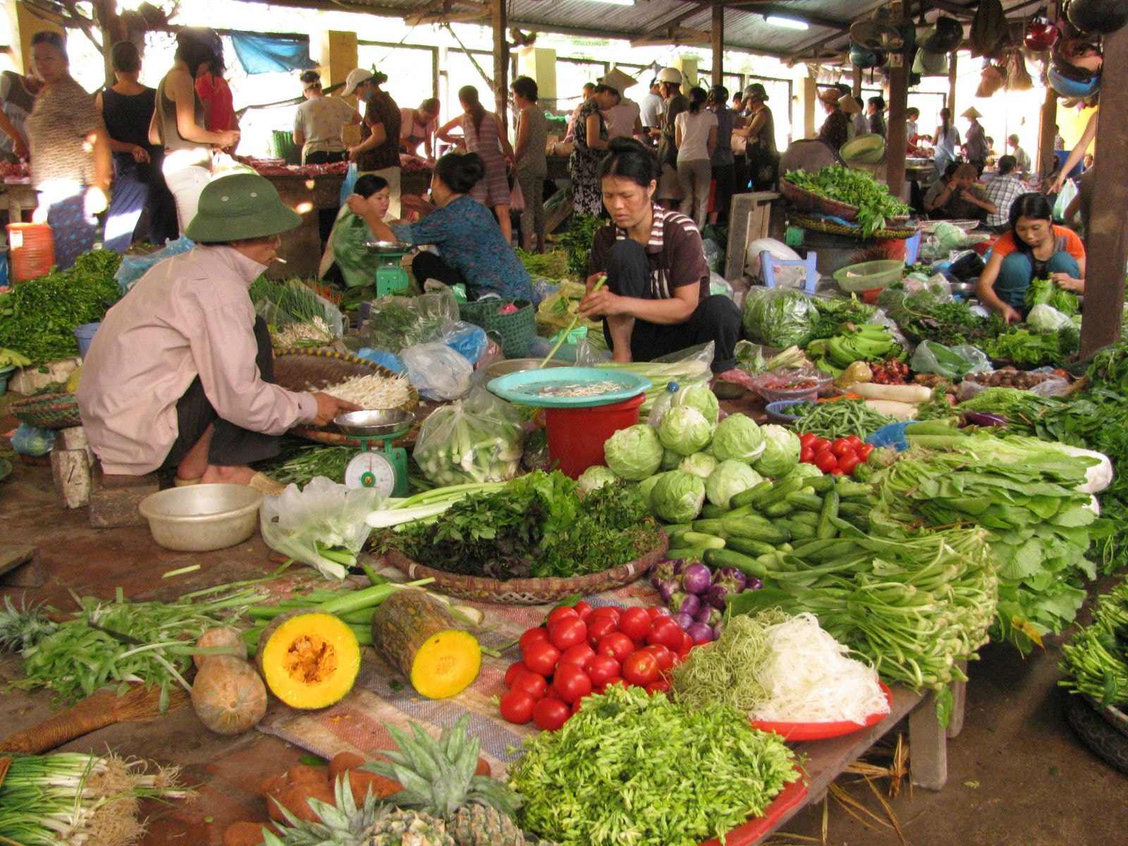 hệ thống chợ Hà Nội nhất là khu vực ngoại thành đang bị xuống cấp nghiêm trọng, không bảo đảm vệ sinh an toàn thực phẩm, vệ sinh môi trường