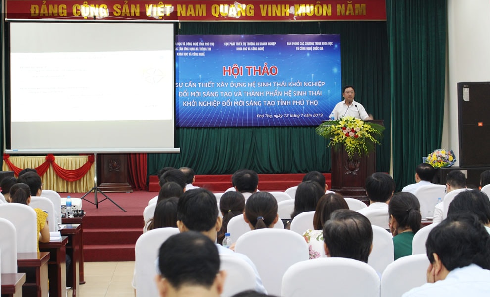 Lãnh đạo Cục Phát triển thị trường và doanh nghiệp KHCN trao đổi về thực trạng phát triển hệ sinh thái KNĐMST ở Việt Nam trong tương lai. Ảnh Báo Phú Thọ