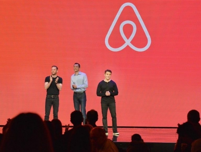 Những nhà sáng lập của Airbnb tại một buổi gọi vốn ở Y Combinator. Ảnh: YC.