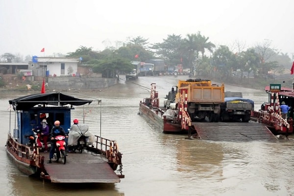 Hiện tại, để đi TP Hải Dương hay sang huyện Kim Thành, người dân ở các xã phía Tây của huyện Kinh Môn chỉ có cách duy nhất là đi qua phà Tuần Mây