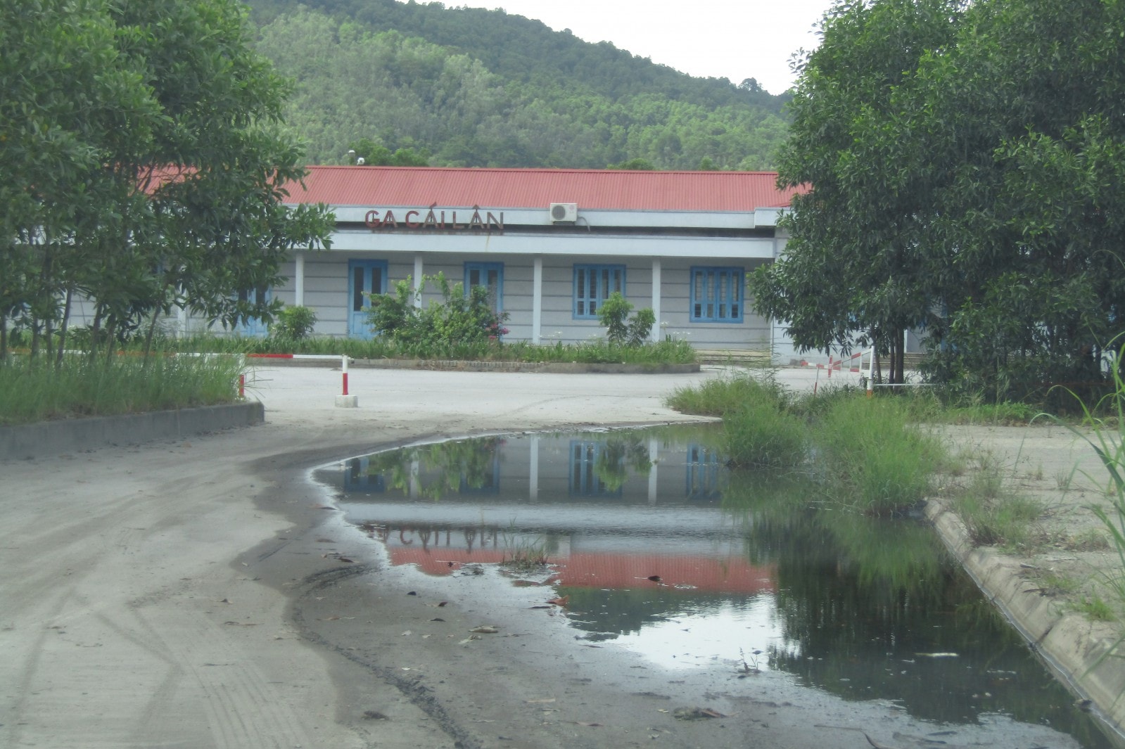 Nếu như ga Hạ Long mỗi ngày còn đón được chuyến tàu với vài cọng rau củ quả. Thì ga Cái Lân với hệ thống 11 đường ray được xây dựng hoành tráng, nhưng chỉ 10 chuyến tài xuất hiện trong năm đầu tiên đi vào hoạt động 2015. Từ đó cho đến nay không một chuyến tàu nào quay trở lại..