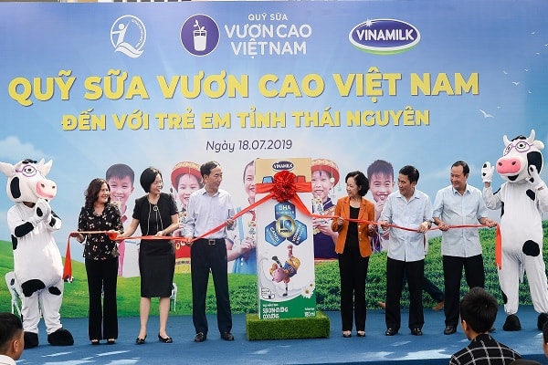 Các đại biểu thực hiện nghi thức mở quà tặng, tượng trưng cho những hộp sữa mà Vinamilk và Quỹ sữa Vươn cao Việt Nam sẽ dành tặng đến các em học sinh Thái Nguyên.