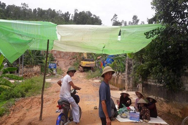 Lán trại mới được dựng ngay cửa mỏ cản trở hoạt động của Công ty Thuận Thiên