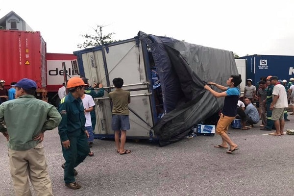 Hện trường vụ tai nạn làm chết 5 người, bị thương 2 người