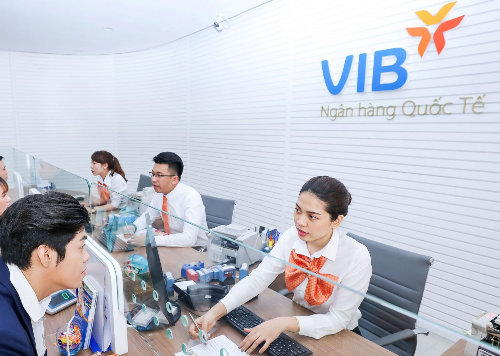 KH giao dịch tại quầy ngân hàng VIB