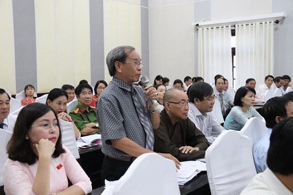 Đại biểu Nguyễn Toàn Thiện - Chủ nhiệm Đoàn Luật sư tỉnh Bình Thuận, cho rằng: Vấn đề này phải công khai từng dự án trong việc nộp tiền sử dụng đất. Xác định khu đất đã được chuyển mục đích sử dụng chưa, việc đền bù cho người dân như thế nào