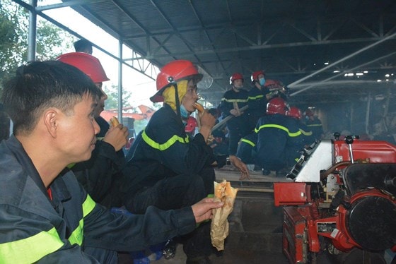 Nhai bánh mì, uống nước lọc cầm hơi rồi nằm vật trên mái tôn nghỉ tạm trước lúc làm nhiệm trở lại thay cho đồng đội tạm nghỉ|||