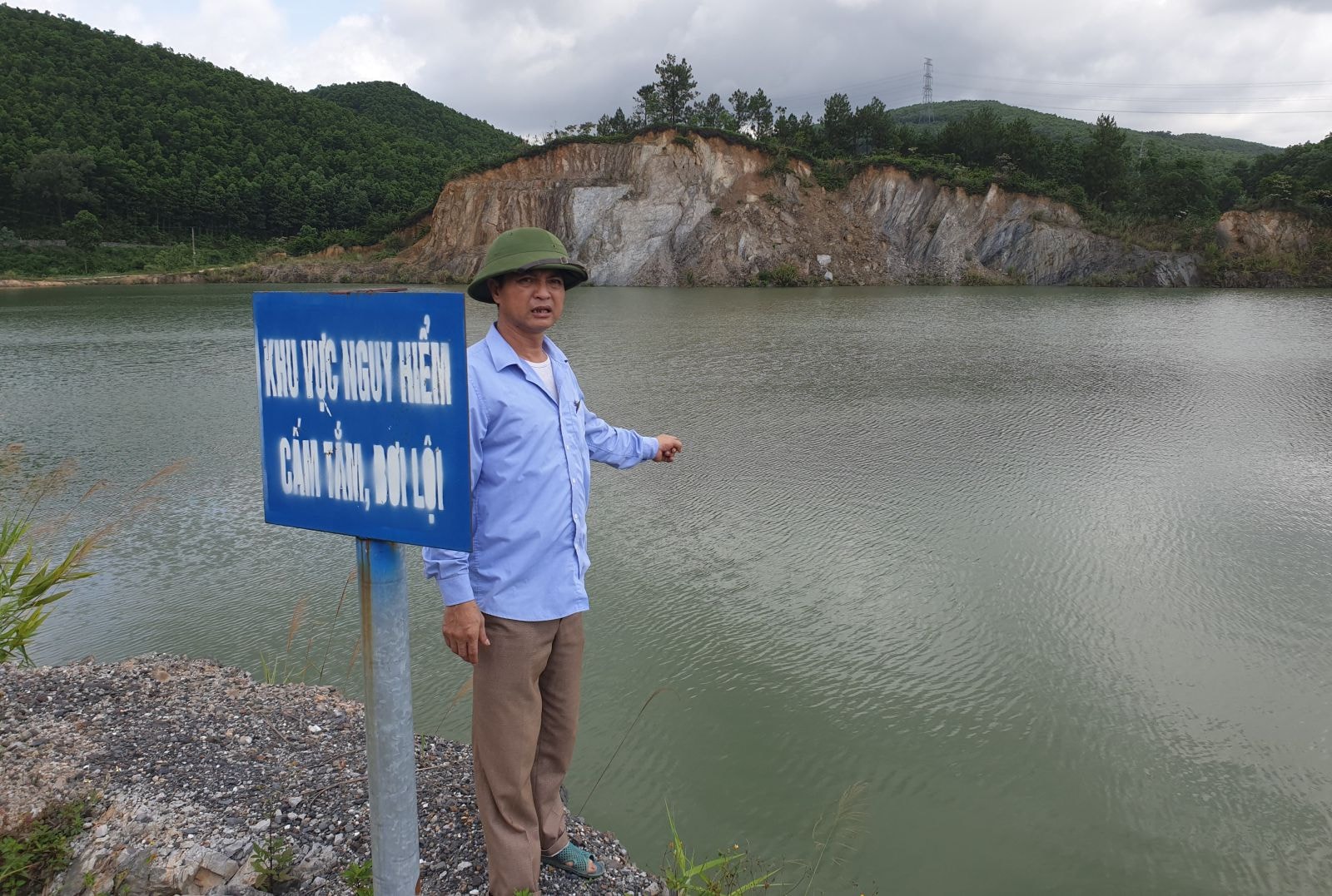 ông Hải cho biết, mùa mưa moong nước này dâng cao ngập hết vào vườn nhà người dân. Xóm Tráng Xi chịu đủ mọi sự hành hạ về ô nhiễm, ngập lụt từ dự án của INDVECO. Ảnh Lê Cường