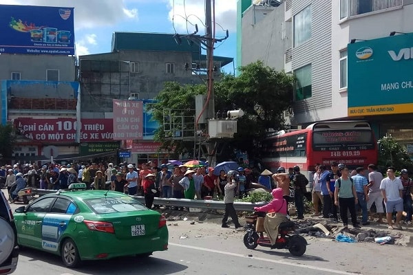 khách tiếp tục lao sang phần đường hướng đi ban đầu, đâm vào vỉa hè và một số phương tiện ô tô, xe máy đang đỗ tại đó