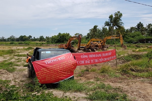 Bức xúc vì không được chủ đầu tư dự án cao tốc Trung Lương – Mỹ Thuận thanh toán, Nhà thầu thi công gói thầu XL13, đã ngưng thi công, treo băng rôn phản ứng để gây sức ép.