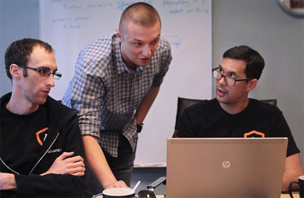 Marcin Kleczynski cùng các kỹ sư công nghệ của Malwarebytes. Ảnh: Mirror.