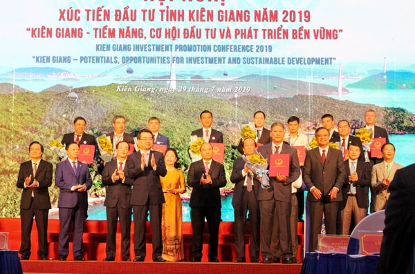 Tỉnh Kiên Giang trao chủ trương, ký kết ghi nhớ đầu tư 55 dự án với vốn dự kiếngần 200.000 tỷ đồng. 