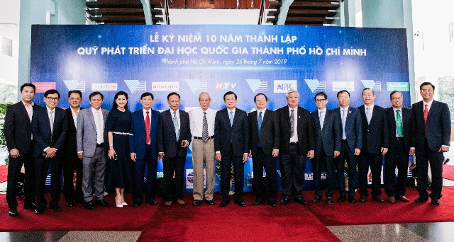 Các Đại biểu, doanh nghiệp tham dự Lễ kỷ niệm chụp hình lưu niệm với Nguyên Chủ tịch nước Trương Tấn Sang.