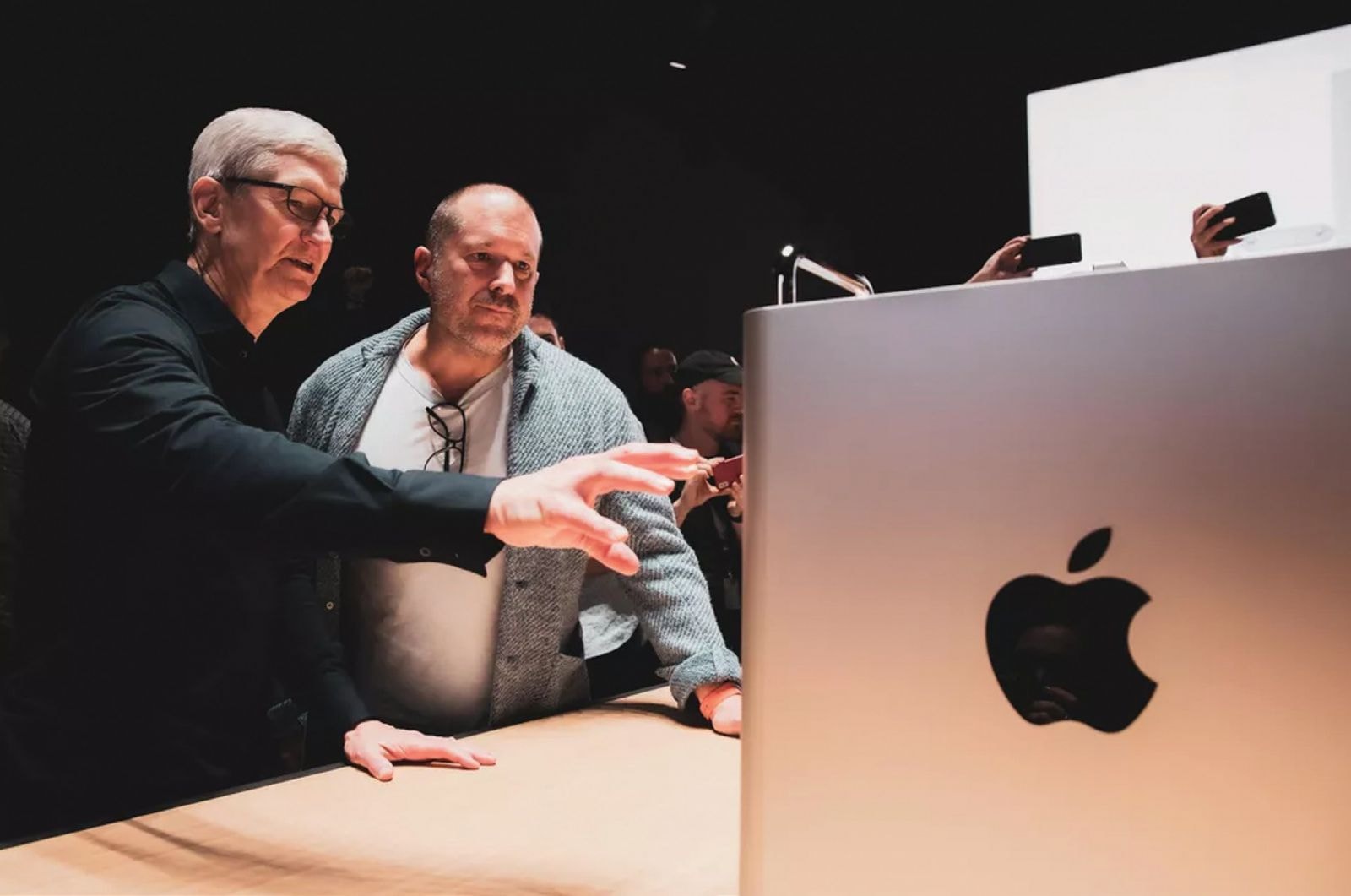 Jony Ive, giám đốc thiết kế của Apple (trái) và Tim Cook, giám đốc điều hành trong một sự kiện sản phẩm thường niên của Apple.