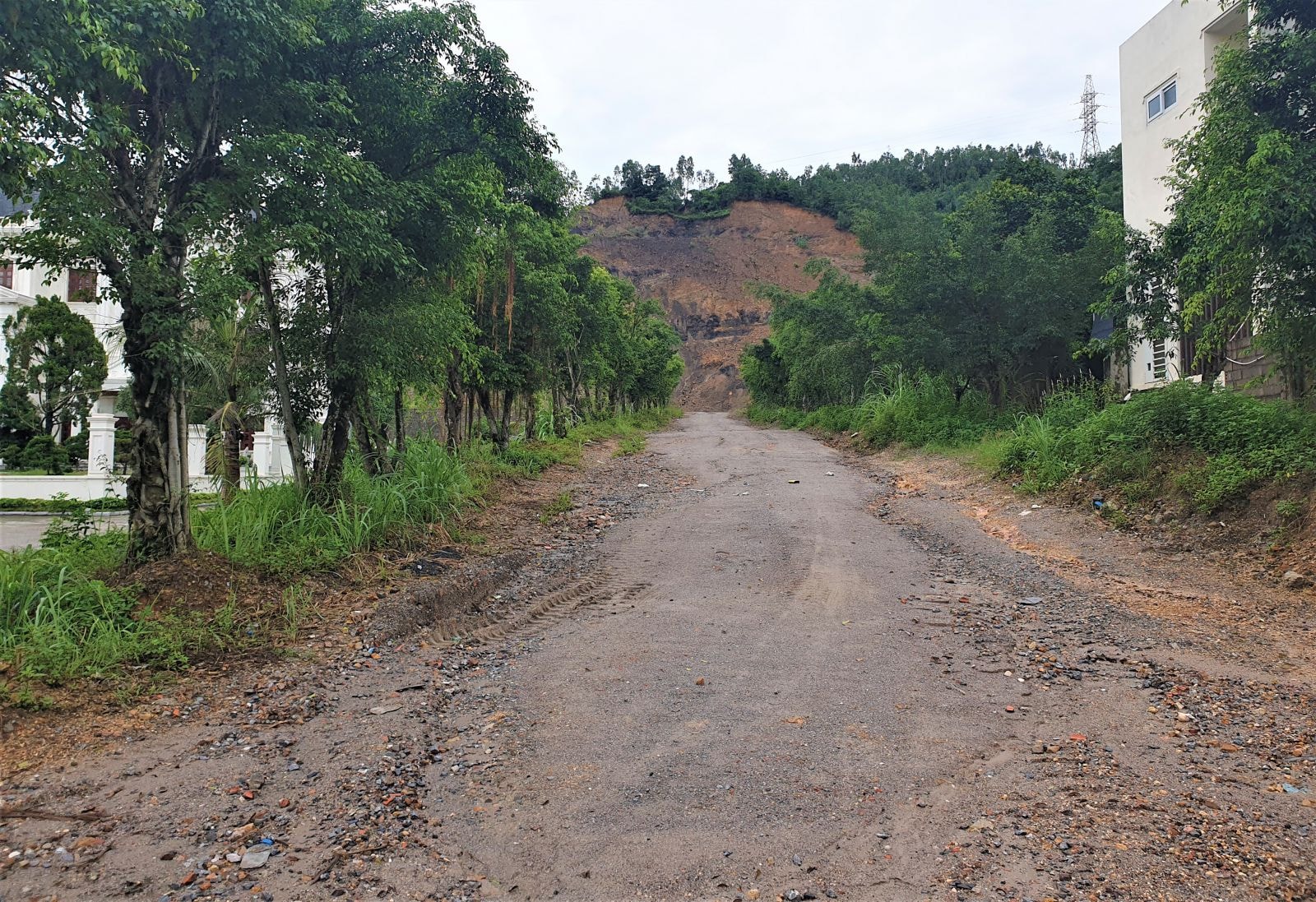 Phía bên trong chỉ có con đường dở dang trái phép.