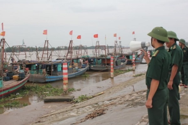 Lực lượng chức năng kêu gọi tàu thuyền vào nơi tránh, trú an toàn