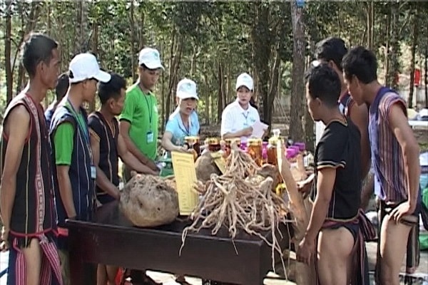 Người dân đồng bào đân tộc thiểu số giới thiệu sản phẩm đặc trưng của địa phương với du khách