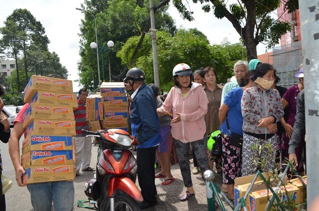 Các thành viên của nhó từ thiện chuẩn bị mỳ tôm để phát cho người bệnh.