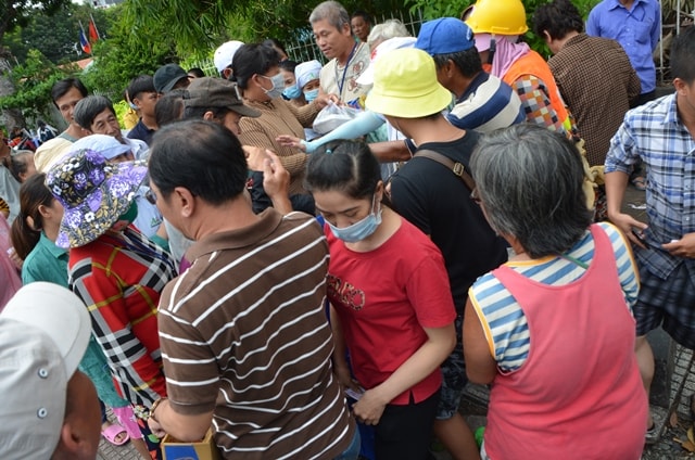 Người bệnh kéo đến ngày một đông, các thành viên của nhóm từ thiện phải rất vất vả mới có thể phát được cơm cho mọi người.