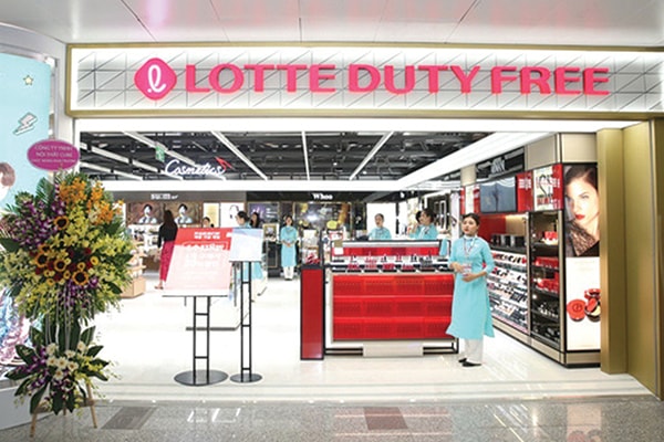 p/Cửa hàng Lotte Duty Free tại Sân bay Quốc tế Nội Bài Hà Nội.