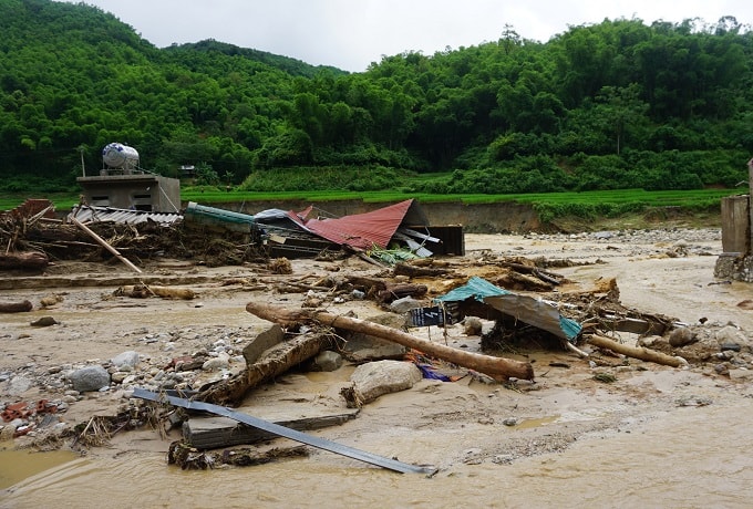 Đổ nát, tan hoang, kinh hoàng, đau đớn... là những từ được lặp đi lặp lại ở bản Na Sá nơi cơn lũ vừa đi qua