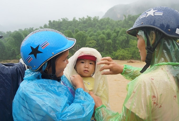 Nhiều người dân Sa Ná đang đỏ mắt chờ người thân bị mất tích