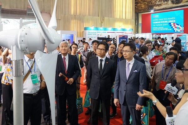 Chủ tịch VCCI Vũ Tiến Lộc đi thăm quan gian hàng công nghệ cao tại Triển lãm Taiwan Expo 2019