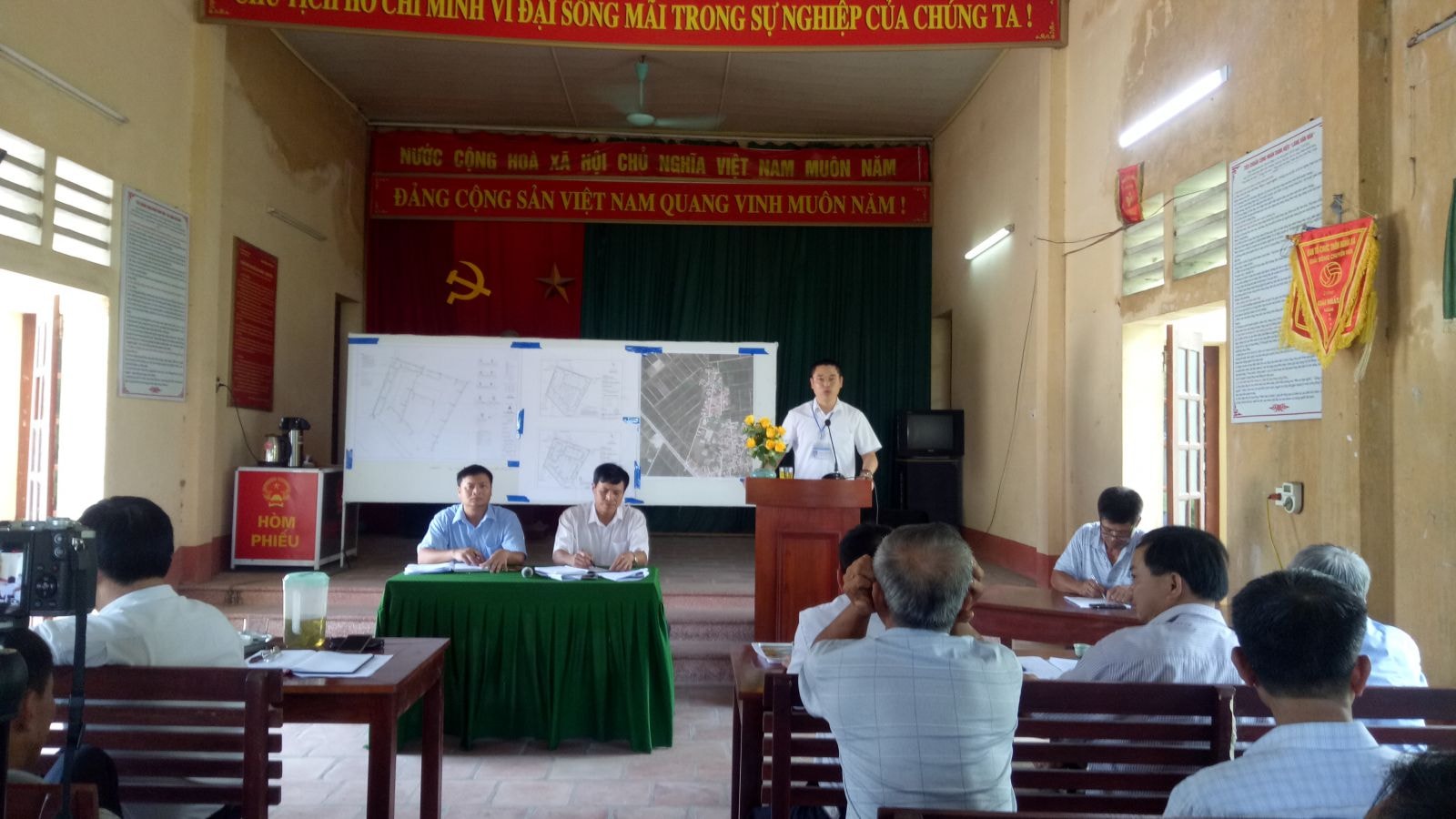 Ông Nguyễn Văn Hoàn, Phó Chủ tịch UBND huyện Thuận Thành, tỉnh Bắc Ninh tại buổi họp