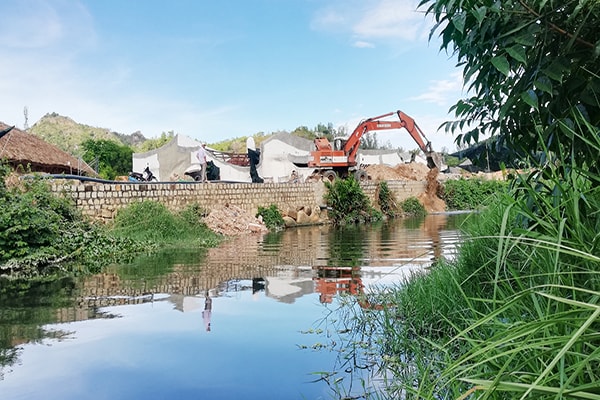 p/Xe múc, xe tải đổ hàng trăm khối đất đá, xà bần xuống nhánh sông Cái.