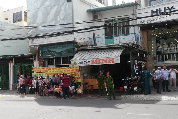 Nhiều người dân treo băng rôn trước trụ sở Công ty Thanh Châu để đòi lại công bằng.