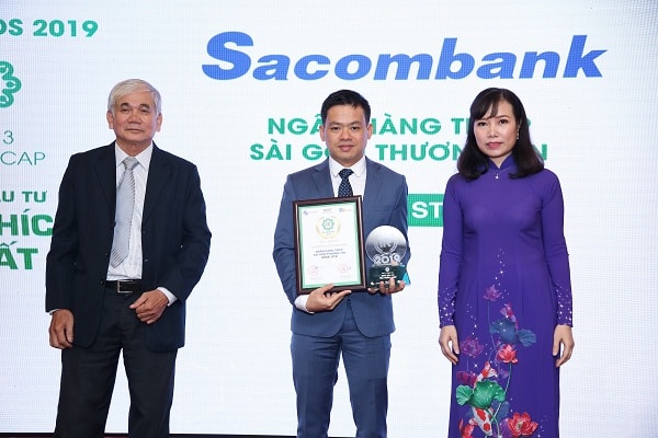 fĐại diện Sacombank, ông Bùi Anh Tú – Giám đốc Định chế tài chính (giữa) nhận giải thưởng Top 3 doanh nghiệp niêm yết được nhà đầu tư yêu thích nhất năm 2019