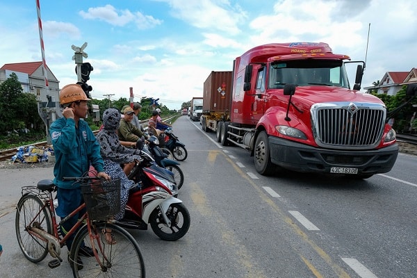 Người dân chờ băng qua đường ở lối mở trên quốc lộ 5. Ảnh chụp ngay sau vụ tai nạn khiến 5 người chết do xe tải mất lái lao vào đám đông đang đứng chờ sang đường, đoạn quốc lộ 5 thuộc xã Cộng Hòa, huyện Kim Thành, Hải Dương - Ảnh: NAM TRẦN