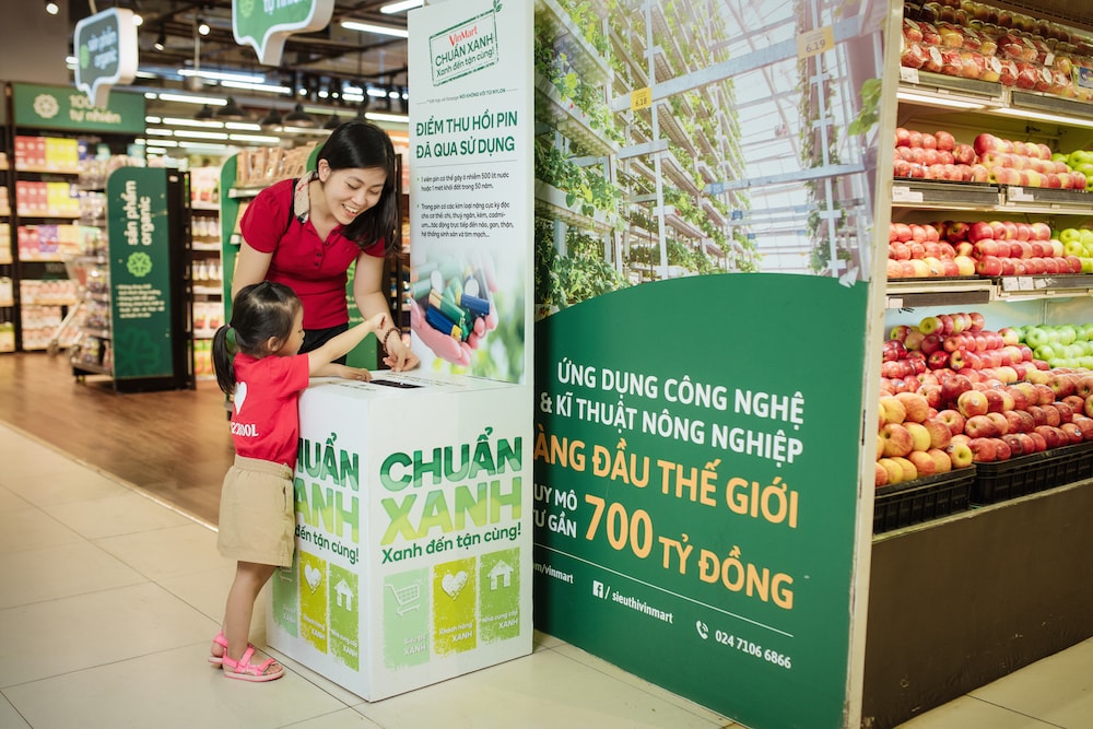 VinMart “chuẩn xanh” còn đặc biệt hơn nữa khi toàn bộ các điểm bán VinMart và VinMart+ trở thành những địa chỉ thu hồi pin đã qua sử dụng thay vì thải ra môi trường, gây ô nhiễm đất và nguồn nước. Các kệ thu gom pin được đặt ngay trước lối đi vào Siêu thị thu hút sự chú ý của nhiều khách hàng và các bạn nhỏ.p/