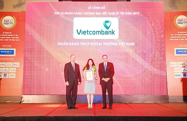 Đại diện Vietcombank (giữa) nhận giải thưởng đơn vị dẫn đầu Top 10 ngân hàng thương mại Việt Nam uy tín năm 2019