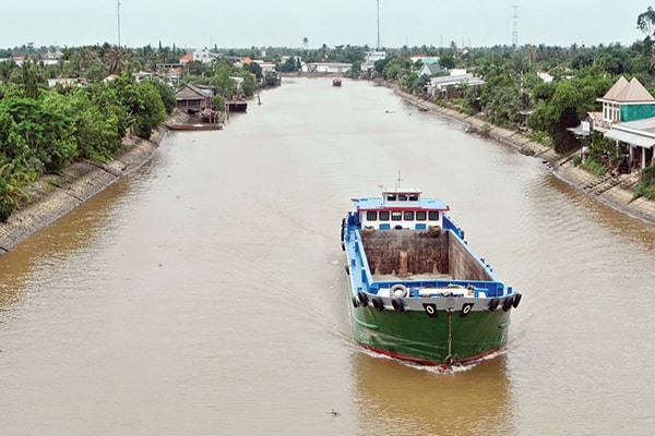 p/Kênh Chợ Gạo (Tiền Giang) dù đã được mở rộng nhưng tuyến kênh này vẫn chưa đảm bảo về chiều rộng cho các phương tiện đi lại với số lượng ngày càng tăng.