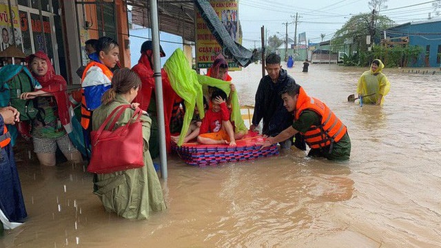 Lực lượng Công an giúp người dân di chuyển khỏi vùng ngập sâu