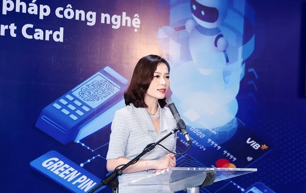 Bà Trần Thu Hương-Giám đốc Khối bán lẻ VIB phát biểu tai Lễ ra mắt giải pháp Smart Card của VIB.