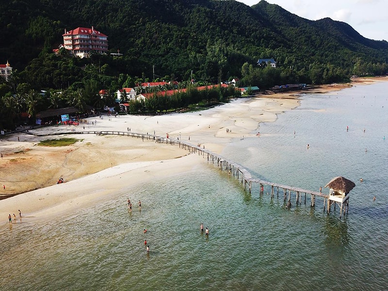 Sự hoang sơ, bãi cát mịn và cây cầu gỗ kéo dài từ đất liền ra biển tại Bãi Dài đã chinh phục 2 cô gái từ cái nhìn đầu tiên. Đây cũng là điểm check-in đẹp khó cưỡng được các tín đồ 