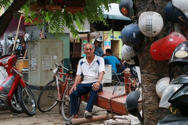 Những chiếc mũ cũ hỏng được ông treo ngay nơi ông ngồi chờ khách mỗi ngày