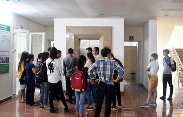cùng chung lối đi nhỏ vào tòa nhà là sự vào – ra của hàng trăm lượt giáo viên, sinh viên và cư dâ