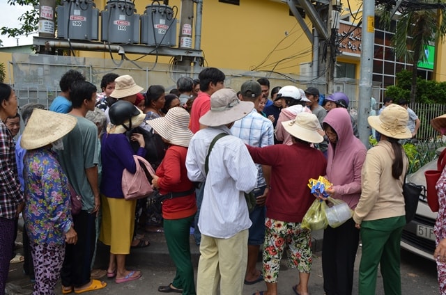 Chen lấn, xô đẩy vừa gây khó khăn cho những người làm từ thiện, vừa tạo cơ hội cho kẻ gian lợi dụng móc túi.