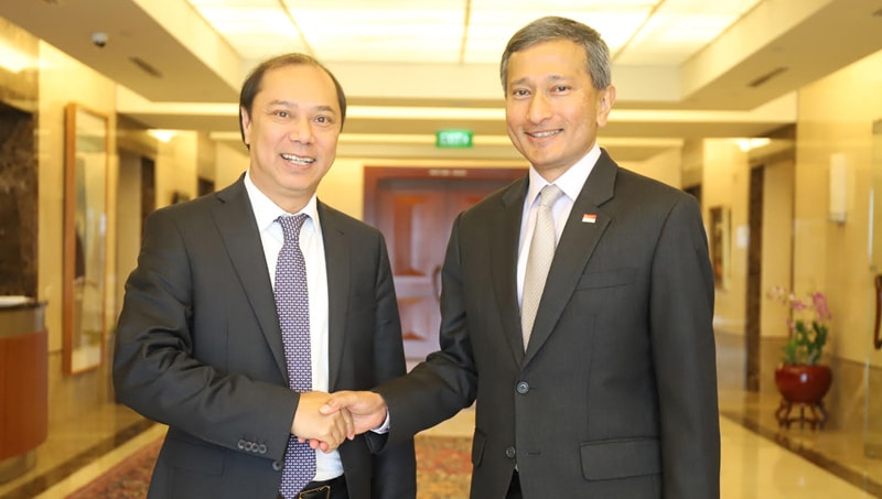 Thứ trưởng Nguyễn Quốc Dũng và Bộ trưởng Ngoại giao Singapore Vivian Balakrishnan.