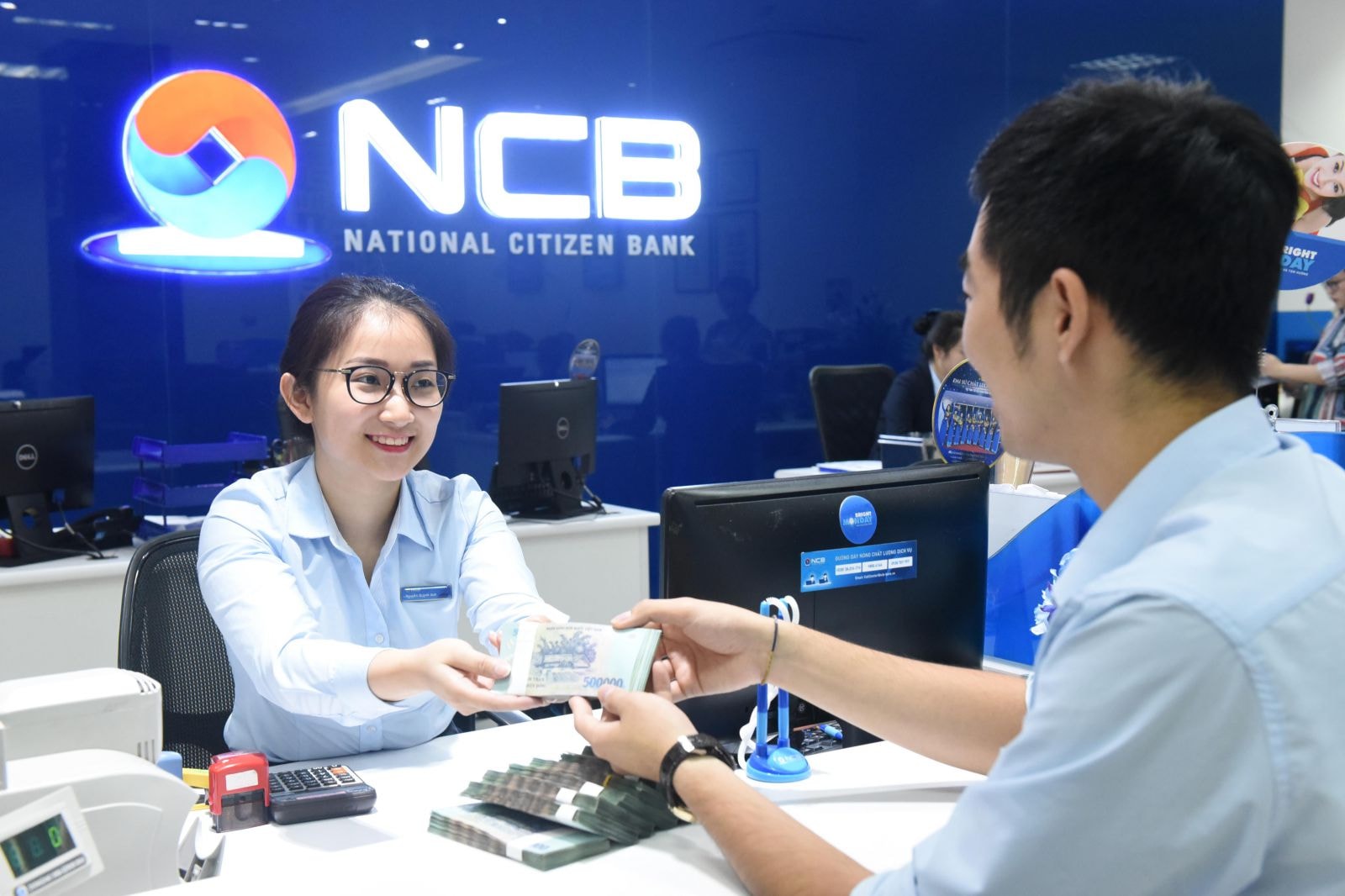 Khách hàng gửi tiết kiệm tại NCB