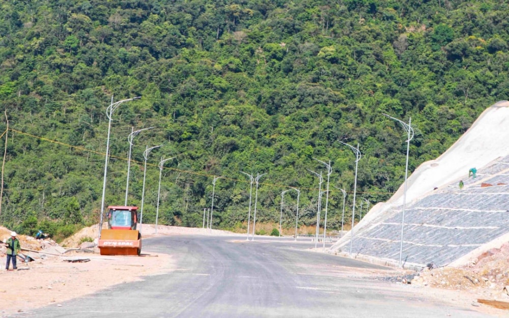 Dự án xây dựng đường cao tốc Cam Lộ - La Sơn sử dụng vốn NSNN có chiều dài 98,35 km, đi qua địa bàn tỉnh Quảng Trị (dài hơn 37 km) và Thừa Thiên -Huế ( trên 61 km).