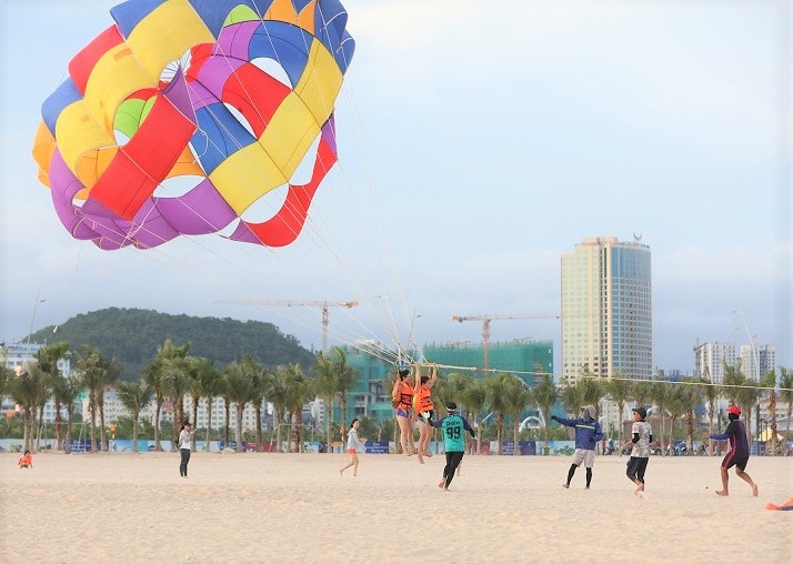 Đừng quên thỏa thích tắm biển và vui chơi bên bãi biển Bãi Cháy cát trắng mịn để tận hưởng kỳ nghỉ đúng điệu trên thành phố biển. 