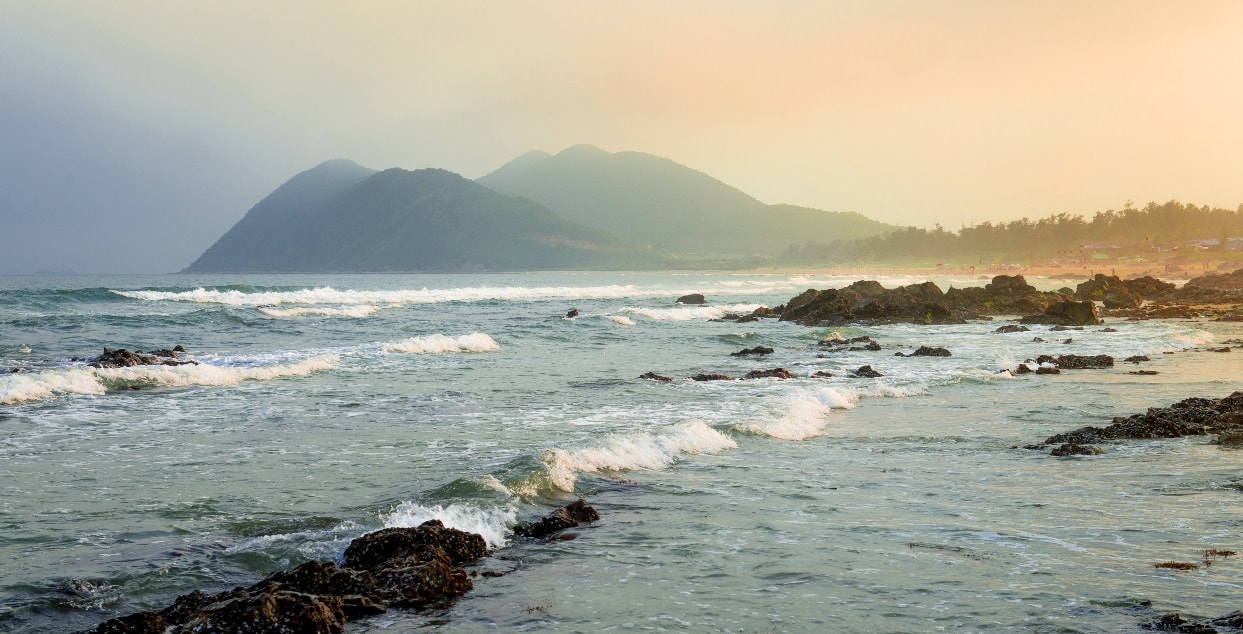 Với gần chục bãi biển tuyệt đẹp trải dài ngút tầm mắt như bãi Quan Lạn, bãi Minh Châu, bãi biển ngọc, bãi tắm tiên…, Quan Lạn khiến cho bất cứ ai đã đến đều muốn quay trở lại, để tận hưởng cảm giác bềnh bồng trong làn nước xanh mát, hay ngắm mặt trời đỏ rực phủ màu hồng đẹp lạ lên đảo buổi bình minh.