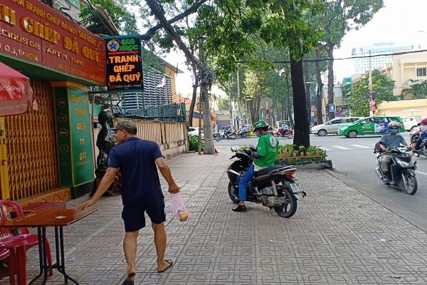 những hình ảnh này sẽ không quá khó để có thể thấy được tại tại các bức tường nhà dân, cột điện, thậm chí các tổ chức tín dụng đen còn thuê người phát tờ rơi tại các nhà hàng, quá cà phê… để chiêu mộ khách hàng với mục đích cho vay với lãi suất cao