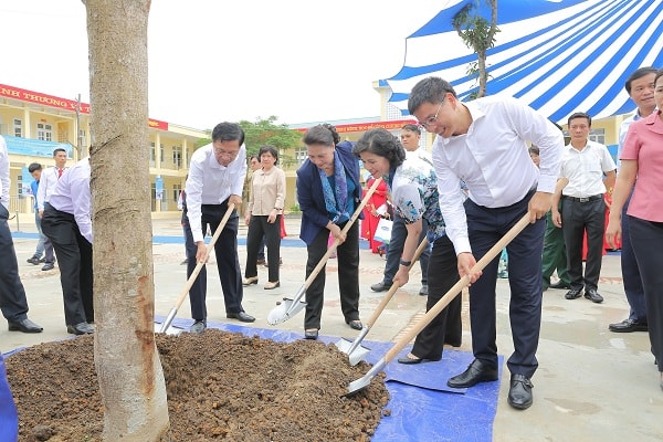 Bà Nguyễn Thị Kim Ngân - Uỷ viên Bộ chính trị, Chủ tịch Quốc hội nước Cộng hoà XHCN Việt Nam và các đại biểu trồng cây lưu niệm cho ngôi trường mới.