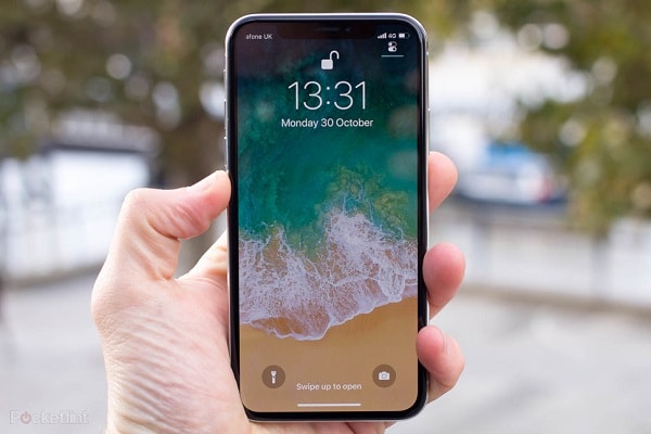 Kể từ thế hệ iPhone X, Apple đã trang bị màn hình OLED.