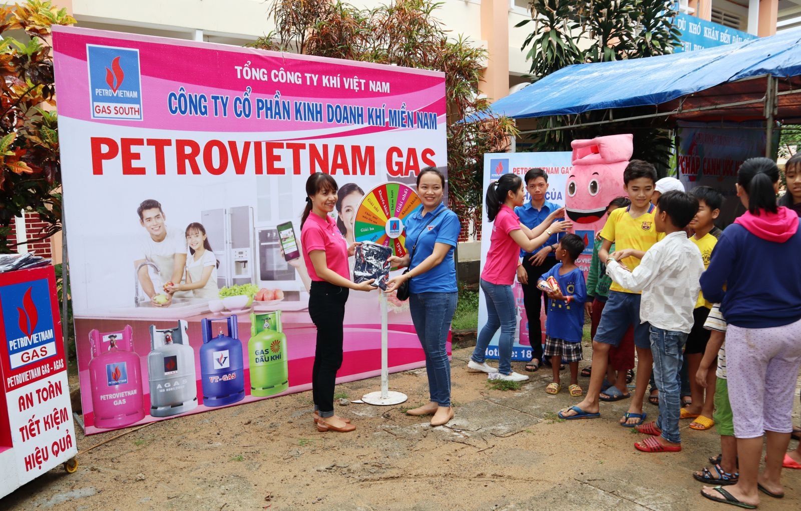 phong trào đóng góp cho gian hàng chia sẻ đồ dùng với phương châm “Ai thừa thì ủng hộ, ai thiếu thì đến lấy” 